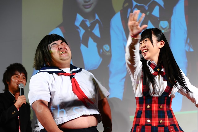 「ギュッ」のビデオクリップでは、好きな相手をビンタしてしまう役を演じた多田愛佳（写真右）。ファンからの「実際にやってみせて！」という声に応え、長友にビンタをして爆笑を巻き起こした。