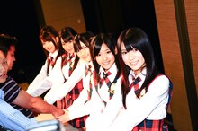 会場に集まったファンと握手をする渡り廊下走り隊の5人。