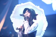 第1位に輝いた「枯葉のステーション」を、涙をこらえて歌う松井玲奈。(C)SKE48
