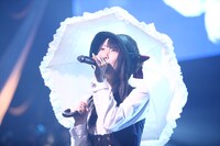 第1位に輝いた「枯葉のステーション」を、涙をこらえて歌う松井玲奈。(C)SKE48