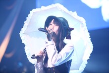 第1位に輝いた「枯葉のステーション」を、涙をこらえて歌う松井玲奈。(C)SKE48