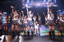 車いすに乗った松下唯を含む42人で「仲間の歌」を熱唱するSKE48。(C)SKE48