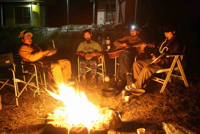 キャンプファイヤーを囲みながらセッションをするSPECIAL OTHERSメンバー（写真は「SPECIAL OTHERS BOOK（仮）」からのもの）。