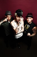 雅-MIYAVI-とGOOD CHARLOTTE・マッデン兄弟のスリーショット（Photo by JOHN C.BURGER）。