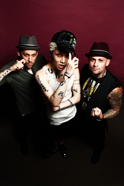 雅-MIYAVI-とGOOD CHARLOTTE・マッデン兄弟のスリーショット（Photo by JOHN C.BURGER）。