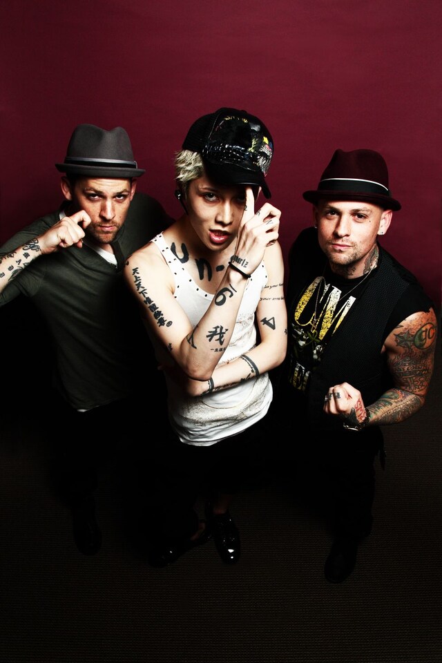 雅-MIYAVI-とGOOD CHARLOTTE・マッデン兄弟のスリーショット（Photo by JOHN C.BURGER）。