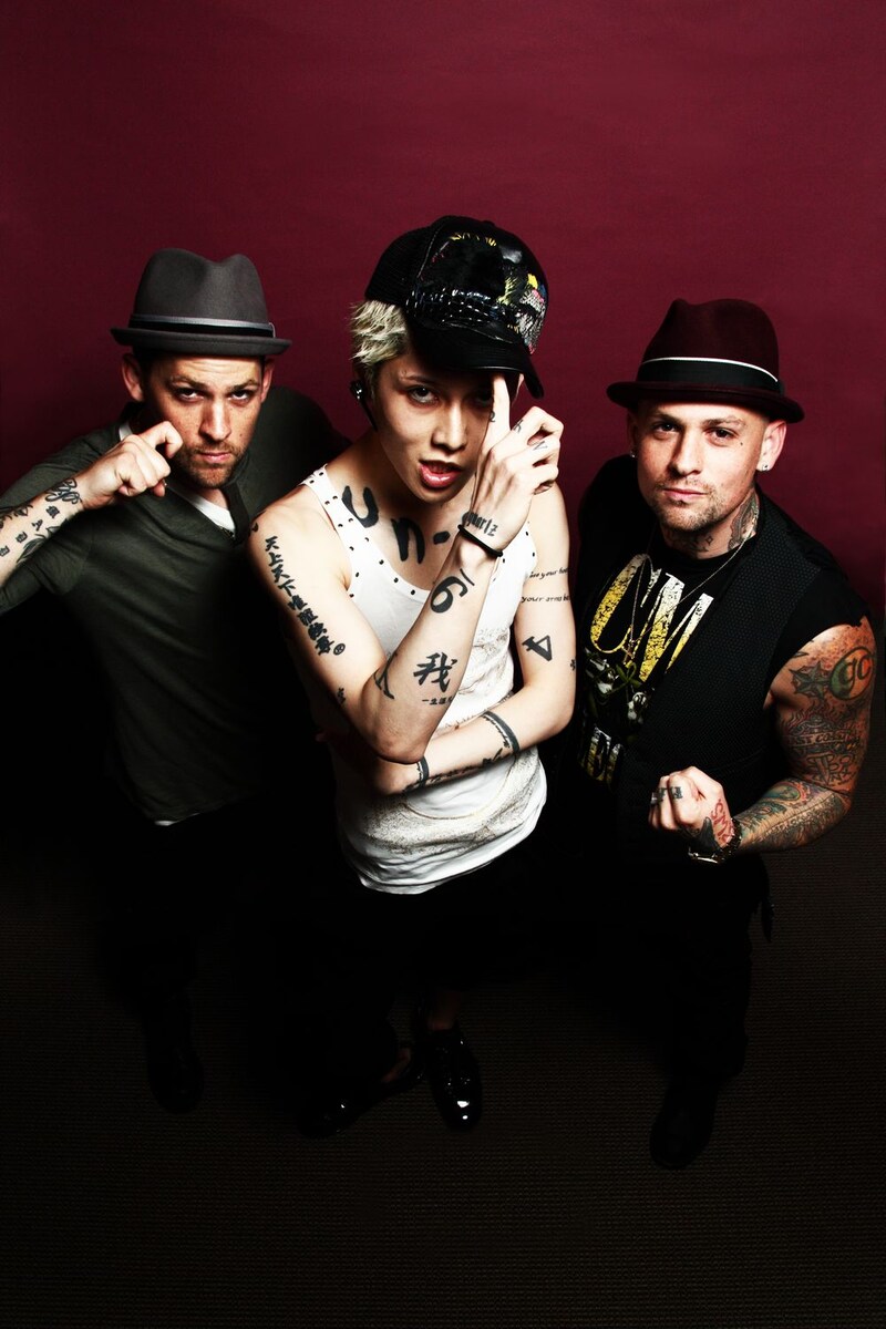 雅-MIYAVI-とGOOD CHARLOTTE・マッデン兄弟のスリーショット（Photo by JOHN C.BURGER）。