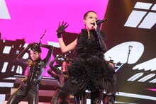 写真は今年5月の1stライブ「ICONIQ Premium Live」の様子。