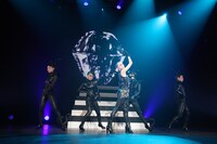 写真は今年5月の1stライブ「ICONIQ Premium Live」の様子。