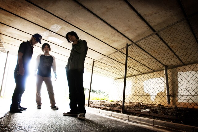 9月23日に下北沢SHELTERで、九州出身バンド縛りのイベントを開催したNo Regret Life。当日は超満員の会場で、新旧の楽曲を次々と熱演した。