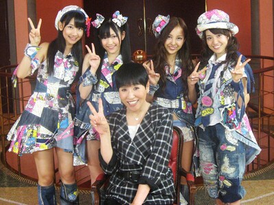 「アッコに誓ってガチで頼むで」と「AKB48総選挙」ネタで緊張する4人をなごませた和田アキ子（写真中央）。