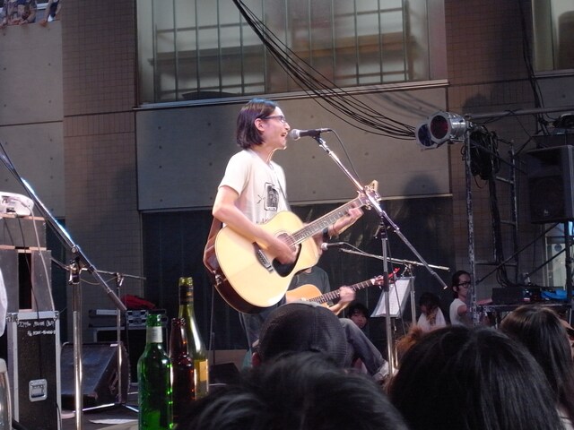 藝大生の手作りという「藝祭」Tシャツを着用してステージに立つミドリカワ。主催者への気配りとすり寄りは忘れない。