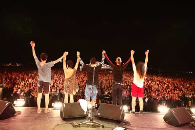 写真は「OTODAMA'10」でのビークルのライブの様子。大トリとして出演したビークルはアンコール2曲、ダブルアンコール1曲を含む全14曲のステージでその活動に終止符を打った。