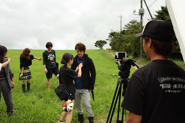 「しあわせの秤」のPV撮影風景。三脚にちょこんと載せられた携帯電話ですべての撮影は実施された。