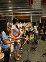 熱心に自身の新曲「chAngE」の演奏法を指導するmiwa軽音部長。