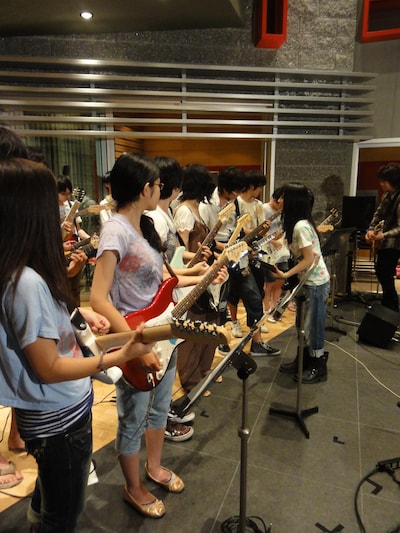 熱心に自身の新曲「chAngE」の演奏法を指導するmiwa軽音部長。