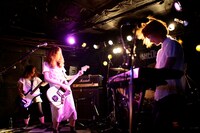 澤村は蒼山から「2カ月遅れで誕生日プレゼントをもらいました（笑）」と、観客にぬいぐるみを披露。この日の一言はぬいぐるみの名前「ガッツフラワータケオ」にちなんで「タケオ」だった。