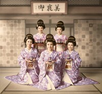 あでやかな侍女に扮した中澤裕子、飯田圭織、安倍なつみ、保田圭、小川麻琴の5人。