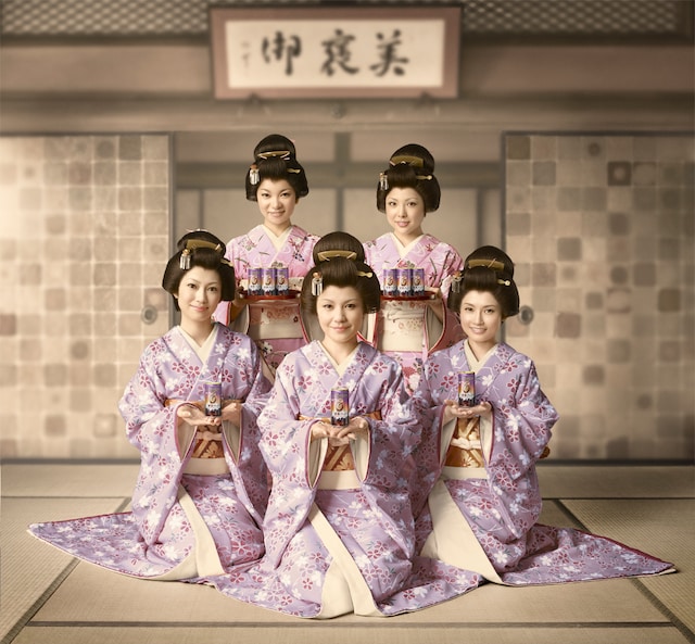 あでやかな侍女に扮した中澤裕子、飯田圭織、安倍なつみ、保田圭、小川麻琴の5人。