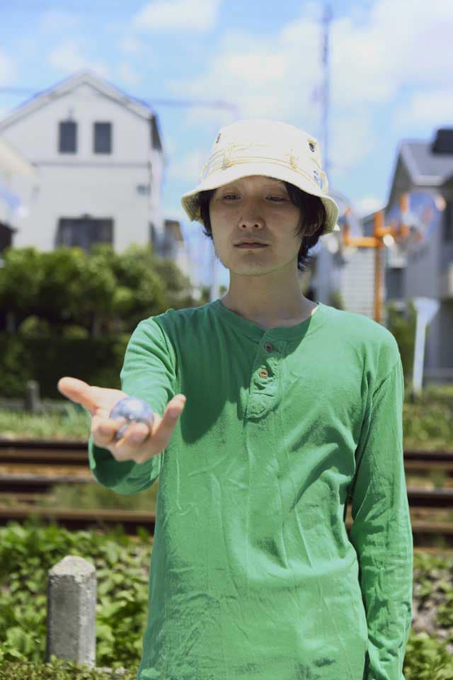 「音楽きくのめんどくさがってるやつは知らん」と語るフロントマン東正直（Vo,G）。音楽を能動的に楽しむのが好きな人は、自主レーベルでさらに活発な動きを見せるPLATONの動向に注目しておこう。