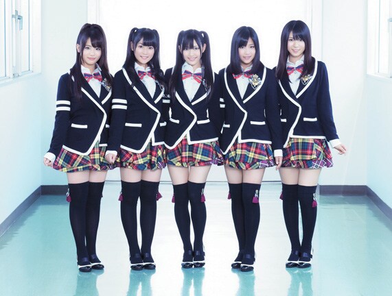 本日の握手会イベントでは、メンバーの平嶋夏海（写真左）が学校のため第1部を欠席。第2部への振替が行われる（左から2番目が多田愛佳、右から2番目が仲川遥香）。