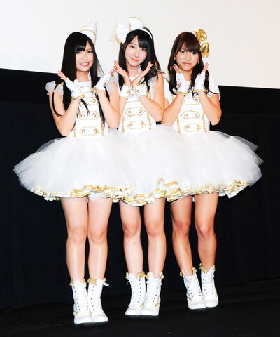 ドラマの見どころについて、倉持明日香（写真左）は「晴れの日に撮影するはずのシーンが、雨の場面に変わっていたりします。どの場面か探してみてください」とコメント。柏木由紀（中央）は「3人だけのシーンではアドリブも入ったりしてるので、どのシーンか当ててみてください」と、撮影中のエピソードを明かした。