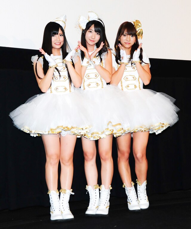 ドラマの見どころについて、倉持明日香（写真左）は「晴れの日に撮影するはずのシーンが、雨の場面に変わっていたりします。どの場面か探してみてください」とコメント。柏木由紀（中央）は「3人だけのシーンではアドリブも入ったりしてるので、どのシーンか当ててみてください」と、撮影中のエピソードを明かした。