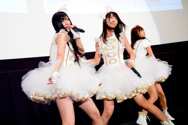 デビュー曲「ずっと 前から」を披露するフレンチ・キス。