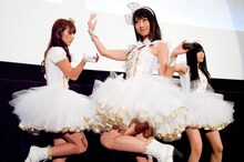 デビュー曲「ずっと 前から」を披露するフレンチ・キス。