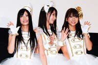 この日の客席は、いつものファンと比べて若干落ち着いた印象。これを受けて、高城亜樹（写真右）は「私も映画館仕様になっていたのか、言葉遣いがおかしくなっちゃって。ファンの皆さんも同じく緊張したのかな」と語った。