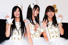 この日の客席は、いつものファンと比べて若干落ち着いた印象。これを受けて、高城亜樹（写真右）は「私も映画館仕様になっていたのか、言葉遣いがおかしくなっちゃって。ファンの皆さんも同じく緊張したのかな」と語った。