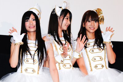 この日の客席は、いつものファンと比べて若干落ち着いた印象。これを受けて、高城亜樹（写真右）は「私も映画館仕様になっていたのか、言葉遣いがおかしくなっちゃって。ファンの皆さんも同じく緊張したのかな」と語った。