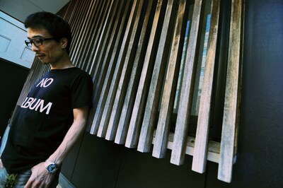 磯部正文は弾き語りで参加。