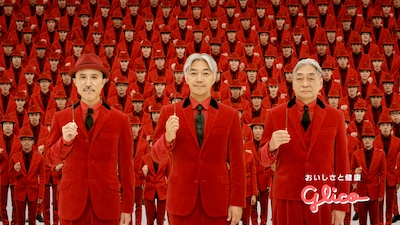 YMOと増殖するポッキーマン。ちなみにCM内で連呼される「ポッキーを！」というフレーズは、代表曲「テクノポリス」のフレーズ「TOKIO」をモチーフにしたもの。