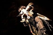 これまでも長期のツアーは幾度も経験している氷室京介。その中でも特に今回は長いとのことで、MCでは「50歳になるのに自虐的な」と言って自ら笑ってみせた。