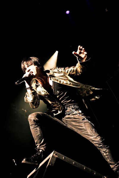 最初のMCでは「ようこそ、武道館ベイベー！」とファンに挨拶。