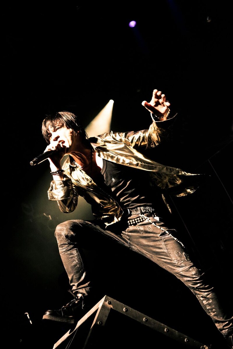 最初のMCでは「ようこそ、武道館ベイベー！」とファンに挨拶。