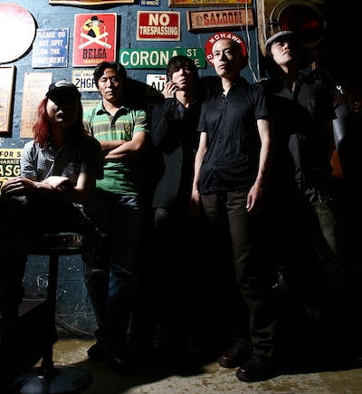 古閑裕（B/K.O.G.A Records代表）、小松孝信（Dr）、沖野俊太郎（Vo）、石田真人（G）、土中康史（G）の5人からなるバンド、VENUS PETER。