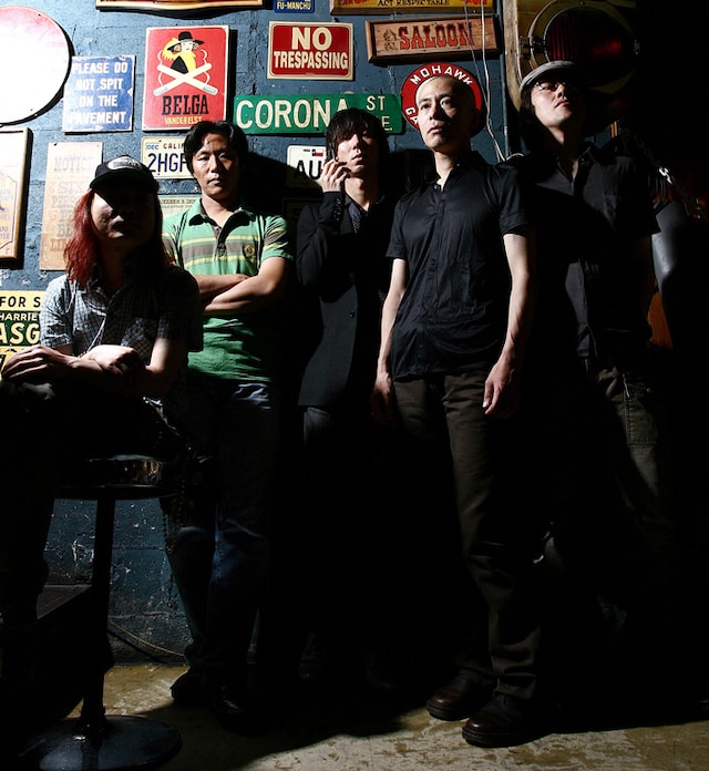 古閑裕（B/K.O.G.A Records代表）、小松孝信（Dr）、沖野俊太郎（Vo）、石田真人（G）、土中康史（G）の5人からなるバンド、VENUS PETER。