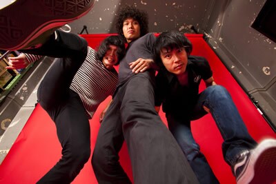 ワッツーシゾンビ。写真右が三宅メグル。