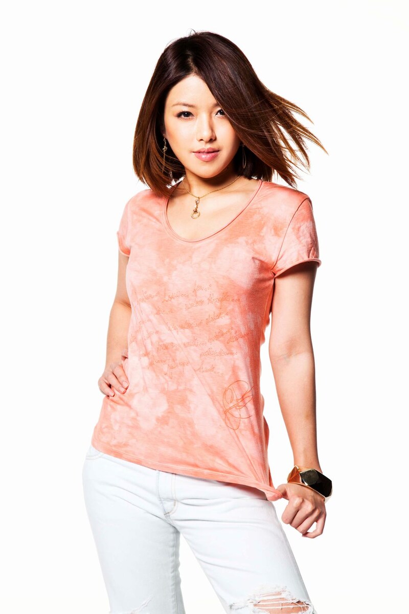 7月から洋楽の名曲カバーを配信リリースする企画をスタートさせた伊藤由奈。8月はエルビス・コステロの「She」をカバーした。