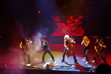 京（写真左から2番目）とAPOCALYPTICA。