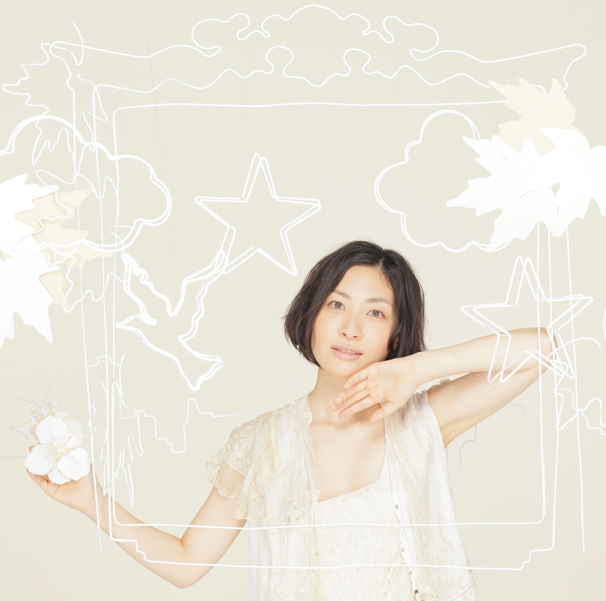 坂本真綾が歌う「やさしさに包まれたなら」のカバーは、シングル「DOWN TOWN/やさしさに包まれたなら」（写真）としてリリースされた。