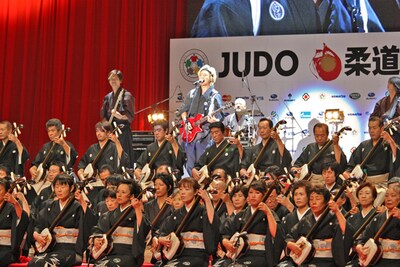 開会式で熱唱するつるの。「メダリスト」は9月15日にシングルとしてリリースされる。