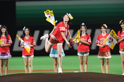 人生初の始球式に挑戦する松井珠理奈（写真中央）と、その姿を見守るメンバーたち。