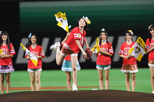 人生初の始球式に挑戦する松井珠理奈（写真中央）と、その姿を見守るメンバーたち。