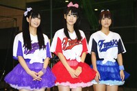 取材を受けるフレンチ・キスの3人。