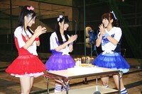 倉持（写真中央）をお祝いする柏木（左）と高城（右）。