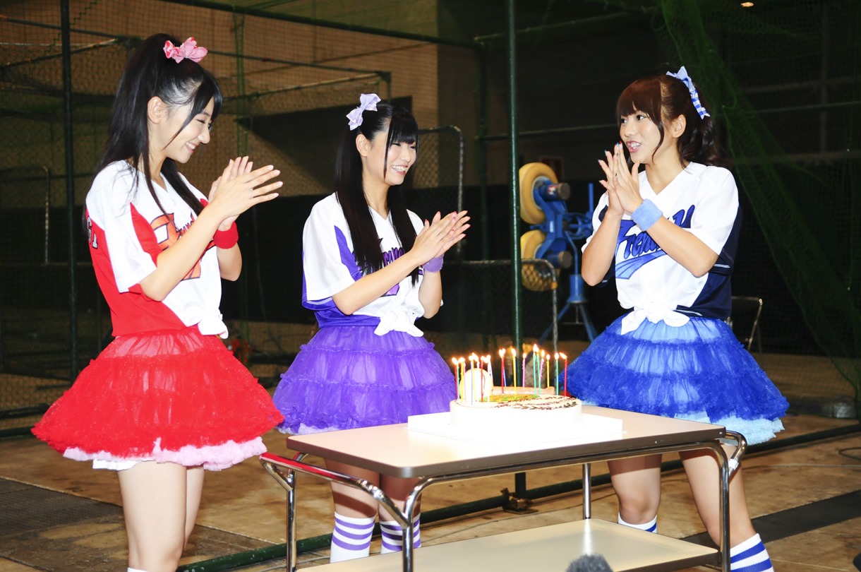 倉持（写真中央）をお祝いする柏木（左）と高城（右）。