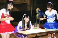 ロウソクの炎を吹き消す倉持（写真中央）。